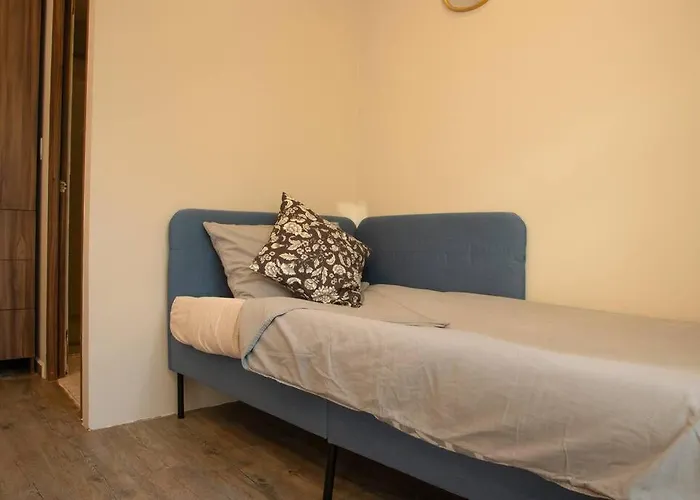 Apartment 202 Walk The Center 1bdrm 2bath Ac *